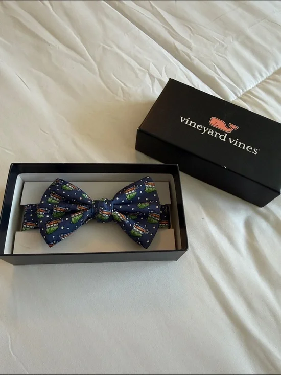 Vineyard Vines Navy Bow Tie with Green Christmas trees
