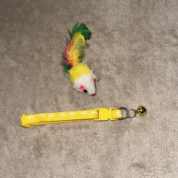 Cat adjustable yellow collar with paw print and yellow/white toy mouse new