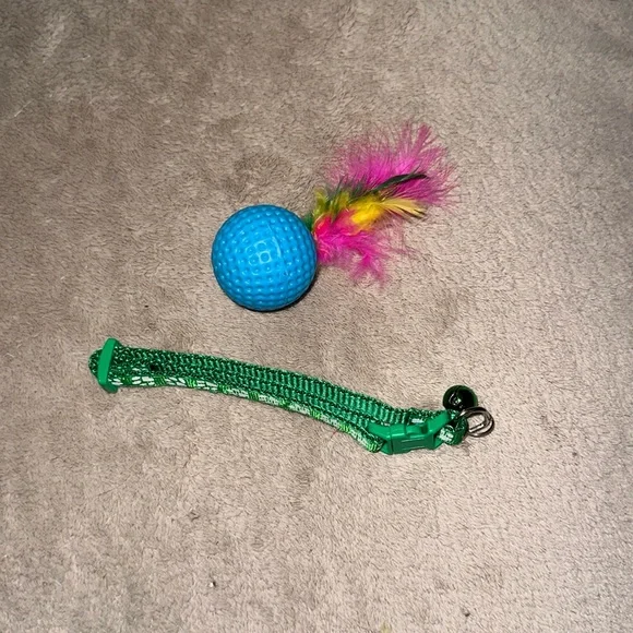 Cat green paw print adjustable collar with bonus feather ball toy New