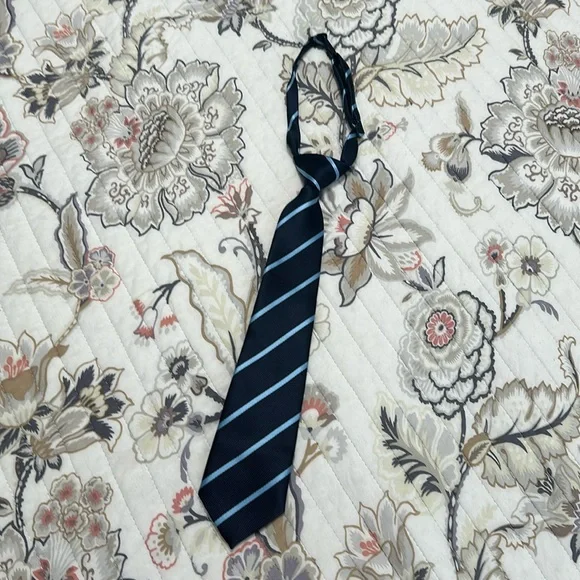 Adjustable child’s tie