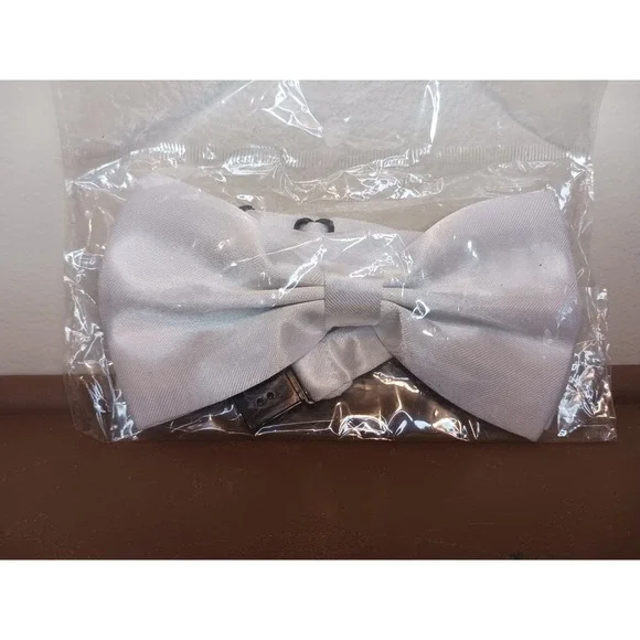Adjustable Boys' or Young Men's Pre-tied White Pique‎ Bow Tie In Packaging