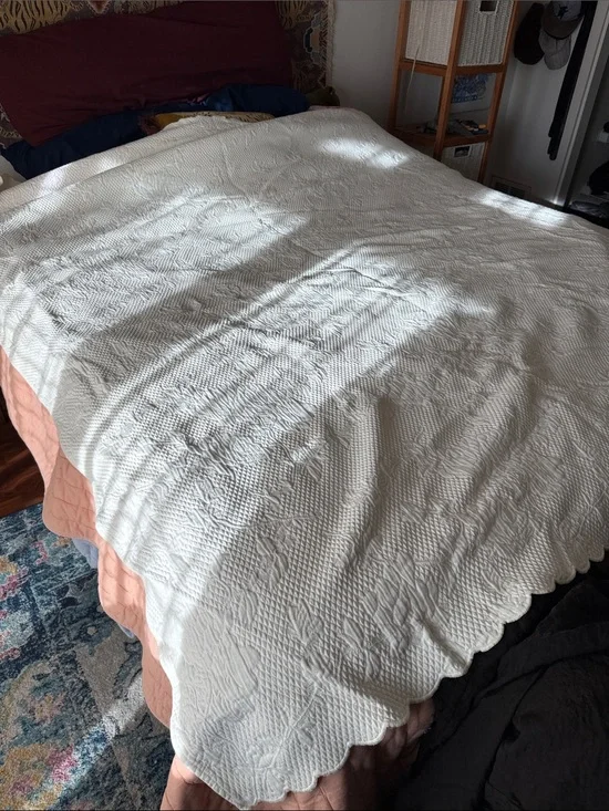 The Company Store White Quilted Bedspread Scalloped Edge coverlet Queen