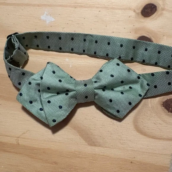 Green Polka Dot Bow Tie for boys