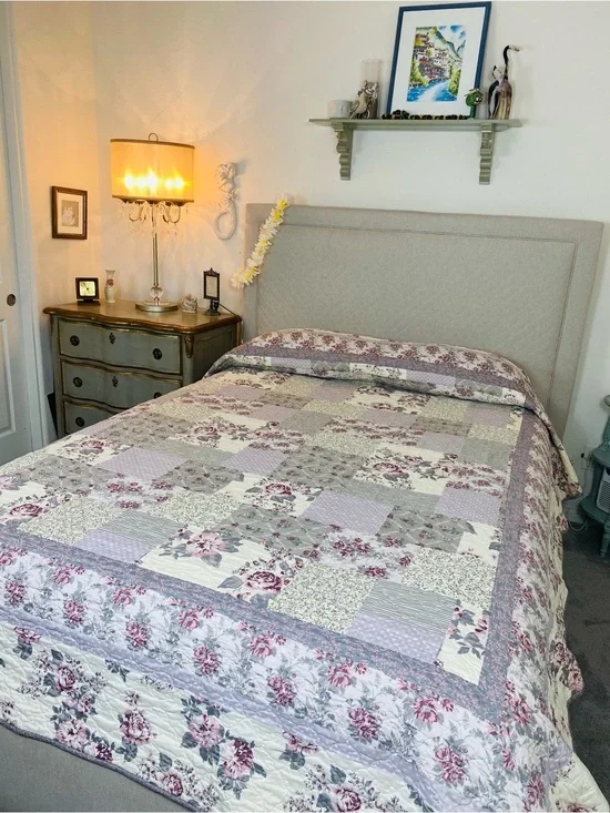 Floral Patchwork Quilt Bedspread in Lavender and Cream Queen