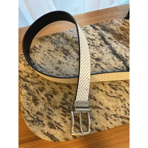 Nike Golf Reversable Perforated Belt SzOS Sharp‎ Clubhouse Excellent Condition