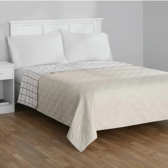 Mainstays Beige Diamond Pattern and Plaid Microfiber Quilt Full/Queen Reversible