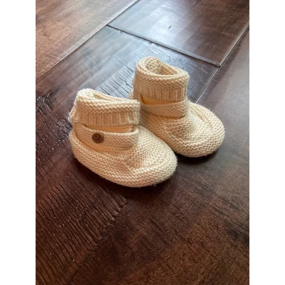 Gap knit‎ ivory booties 3-6 mos