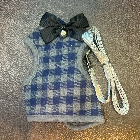 NWT CAT HARNESS AND LEASH SIZE LARGE