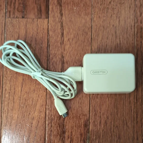 Griffin for Apple Products AC Power White USB Charger Model 17B061001