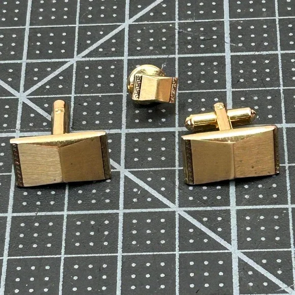 Vintage Hickok USA Mens Gold Tone Brushed Geometric Cufflinks‎ and Tie Tac Set