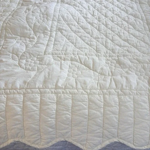 Ivory Quilt Hanging Wall Quilt With Rod Insert Openings Scalloped Edge 44x63