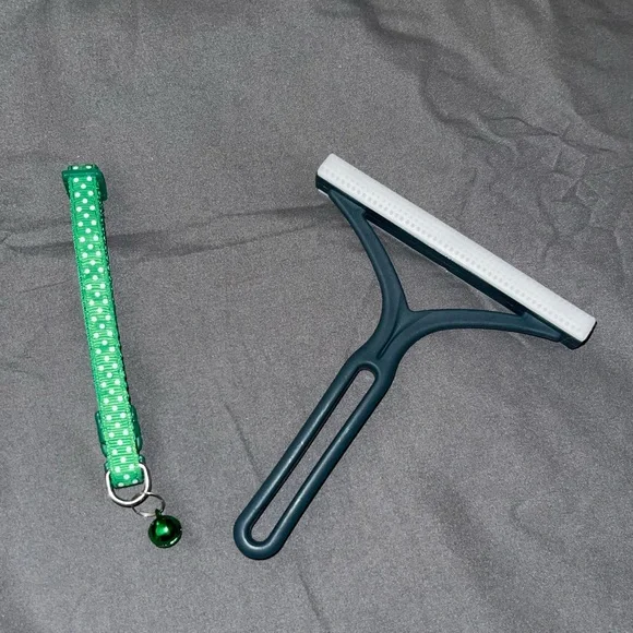NWOT green cat collar/small dog collar and hair removal brush