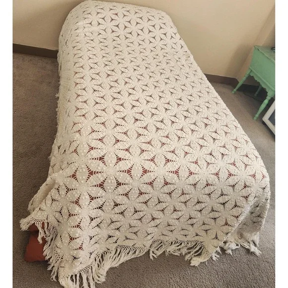 Vintage crochet bedspread‎