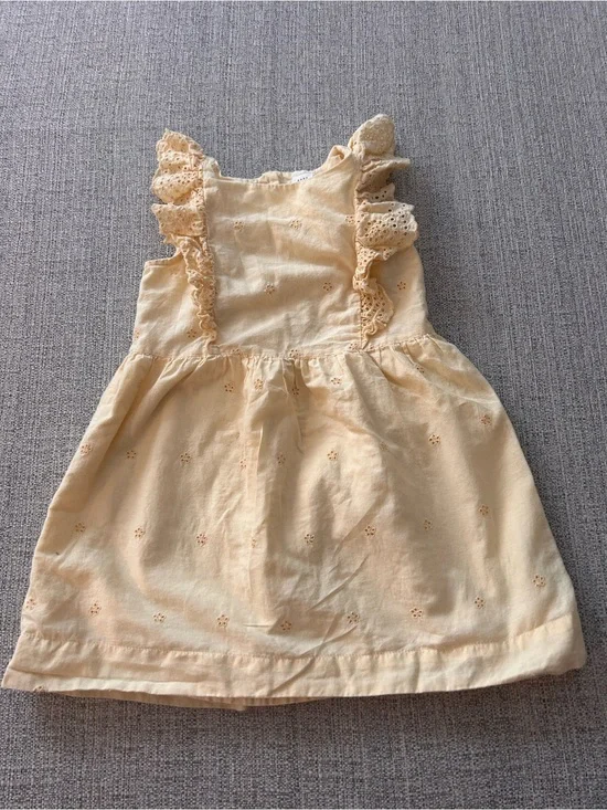 Baby Gap Girls Cream Eyelet Ruffle Dress. Size 3