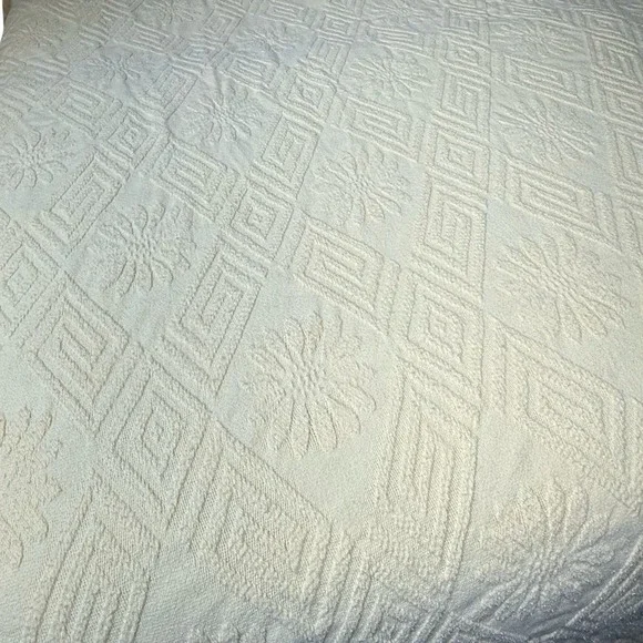 VTG Cotton Matelasse Coverlet Sunburst Flower Fringe Butter Yellow Blanket