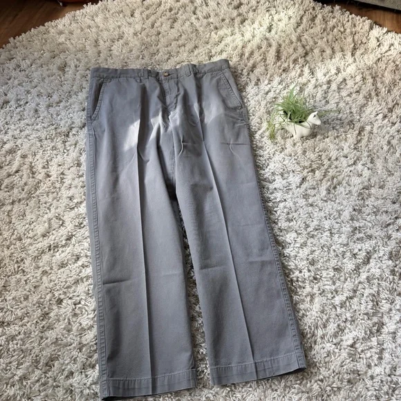 Stylish Tommy Hilfiger Men's Gray straight leg, comfortable business casual Chin
