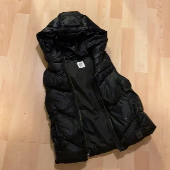 Gap girl/boy black puffer vest size medium‎