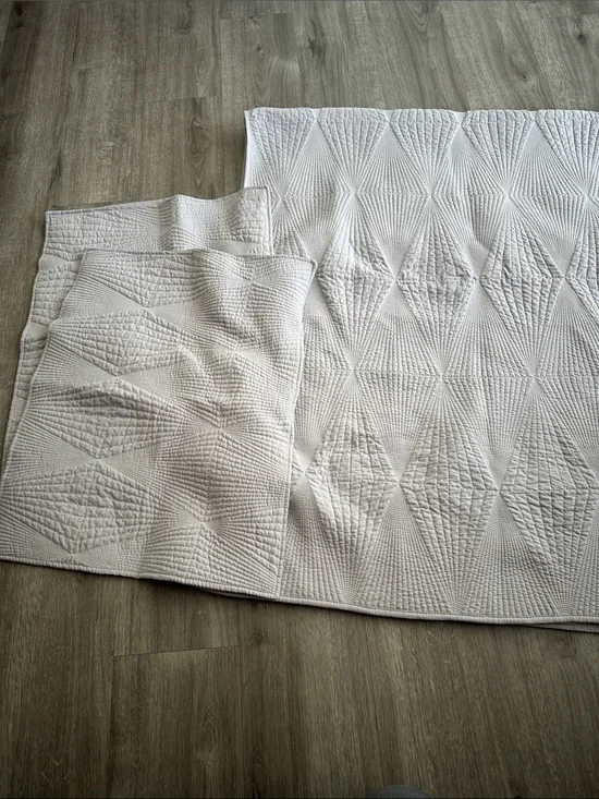 Diamond-Textured Quilted Coverlet in light purple