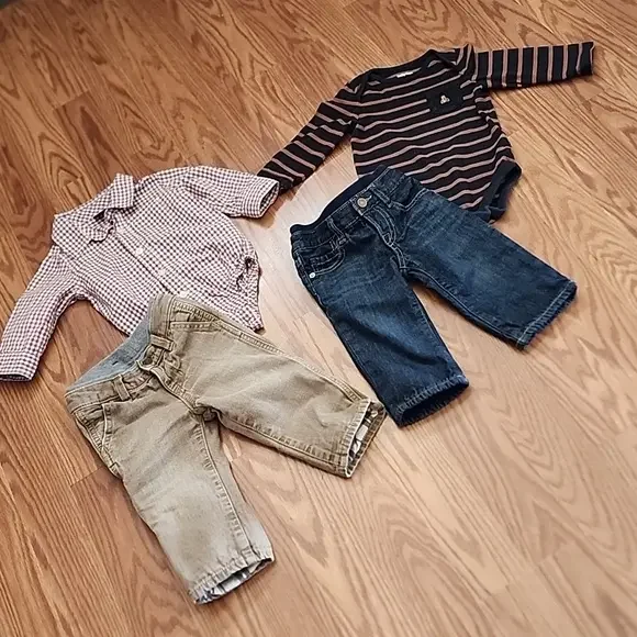 Gap outfit 6-12 mo 2pants 2‎ shirts