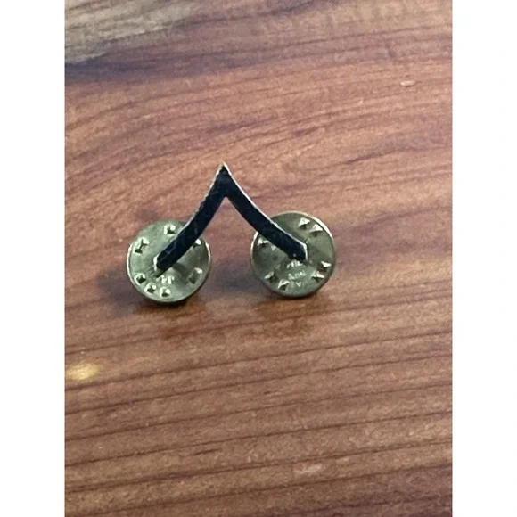 D-30 GI Army Rank Single Black Chevron Private‎ First Class Lapel Pin