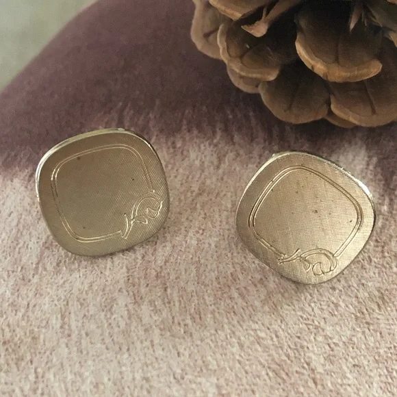 Vintage men’s Swank etched gold cuff links