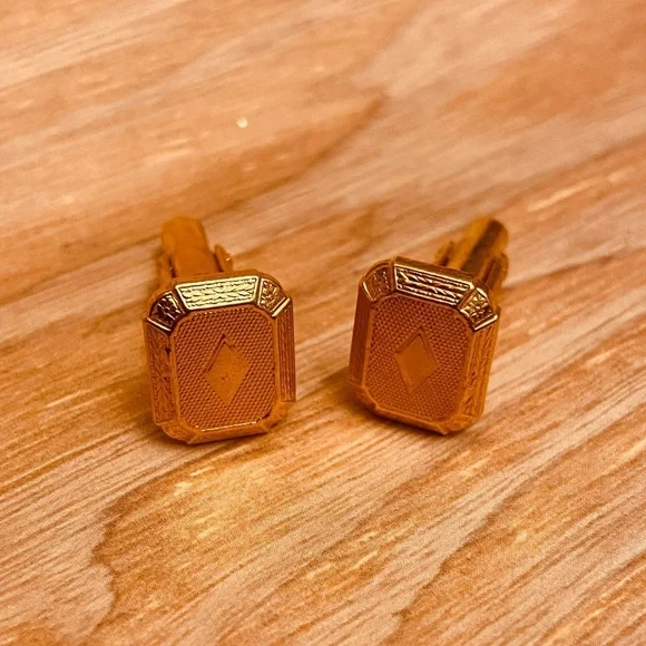 Men’s Vintage Gold Color Center Diamond Geo Shaped Shirt Wrist Cufflinks.