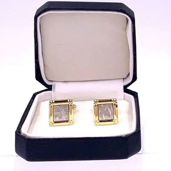 Cuff links toggle closure.‎
