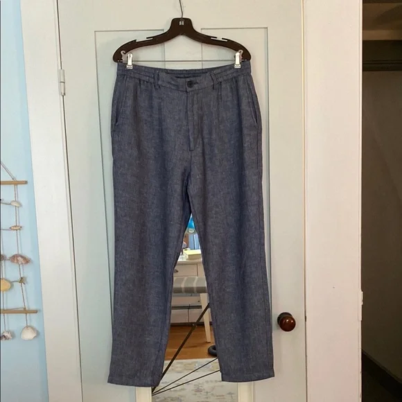 Banana Republic Mason Athletic tapered pants. Linen and cotton blend.