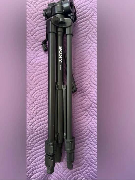 Barely used Sony VCT-R640 Lightweight Video and photography Tripod