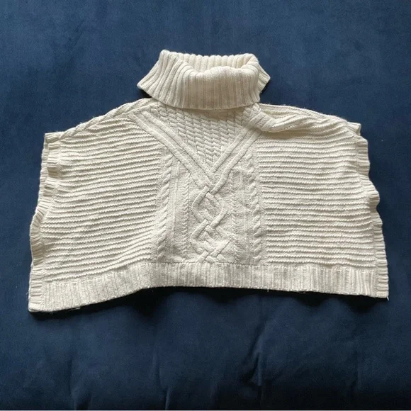 Gap Girls Turtleneck Cable Knit Poncho‎ Cape Organic White