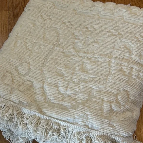 Vtg Cottagecore Chenille Pattern Bedspread Full Size White Fringe Blanket Granny