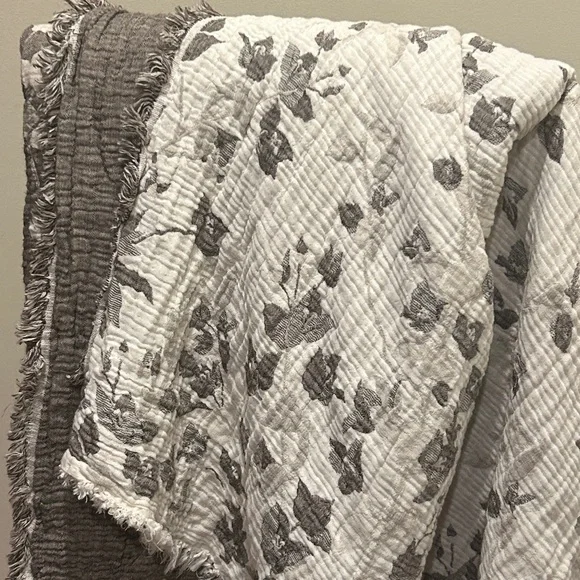 Mushroom Gray + Cream Quilted Cover Winter’s Floral Size Queen New With Tags