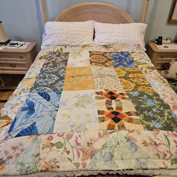 🧵 Vintage Handmade Reversible Patchwork Quilt – 73
