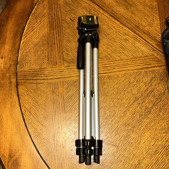Ultimaxx: Compact Silver Camera Tripod