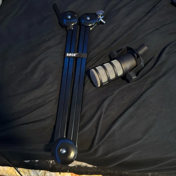 Black Rode podcast mic with stand