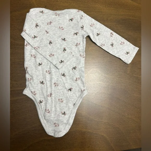 Long Sleeve Baby Bodysuit 12 Months. Carters (0255)‎