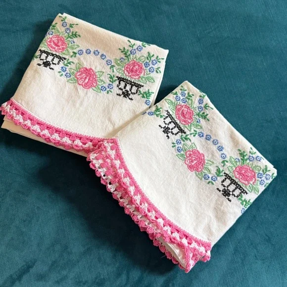Vintage White Cotton Pillowcases‎ 2 Embroidered Floral Pink Scalloped Crochet