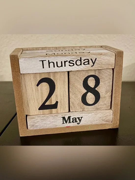 Wooden block desk calendar