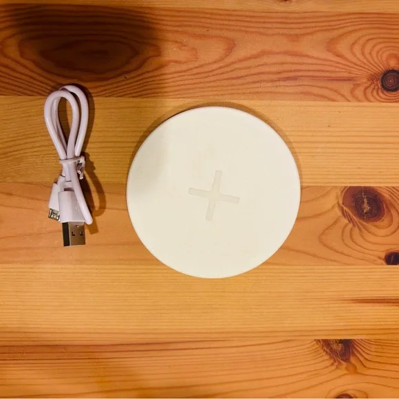 NWT White Wireless Charging Pad with USB Cable also includes USB -C cable