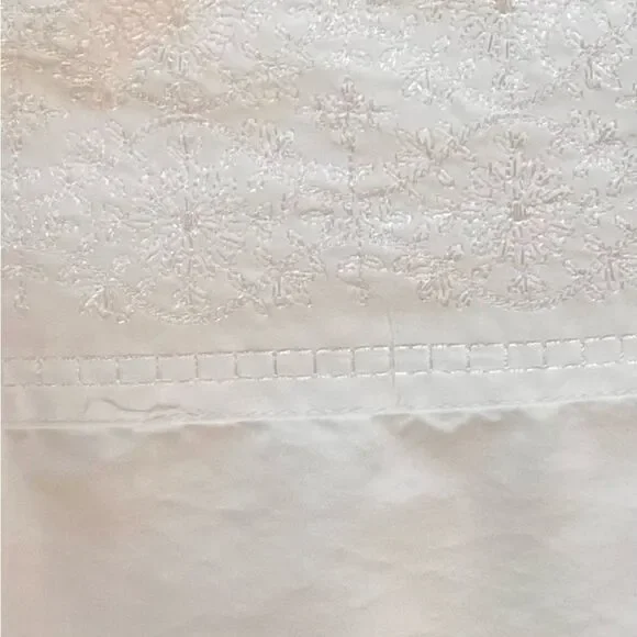 White Embroidered luxury Bedding Sheet - Elegant Floral Detail