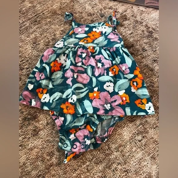 4/$20 Carter’s Floral Baby Romper 9 Months