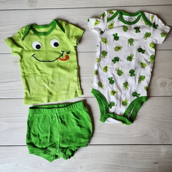 Adorable Carter's frog 3 piece set Size 3 mo