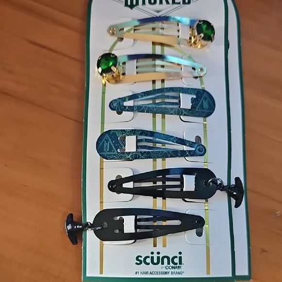Scunci Hair Clip Set with Gold and Black Tones