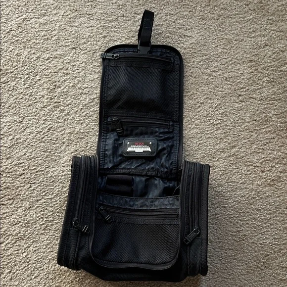 Tumi Black Travel Toiletry Cosmetics Bag Unisex Hang Organizer Storage Bathroom