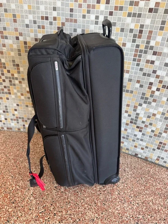 TUMI Alpha Large Split 2-Wheeled Duffel bag Rolling Suitcase Check-On