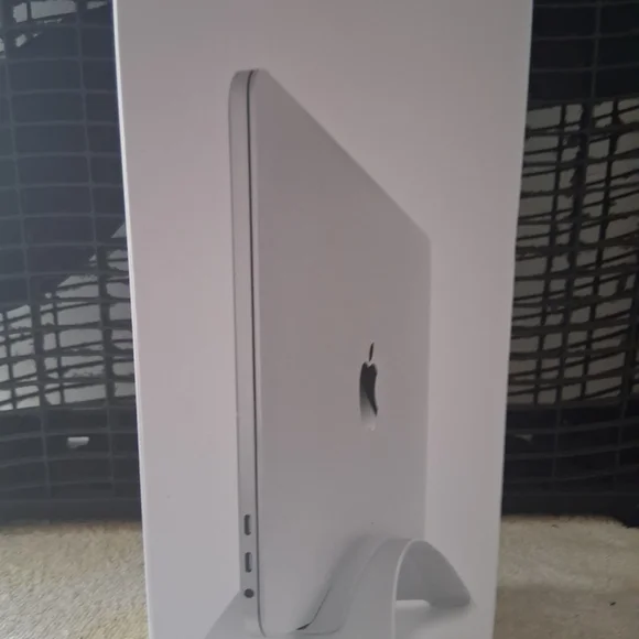 ❄️❄️$25. Apple MacBook in Silver Stand