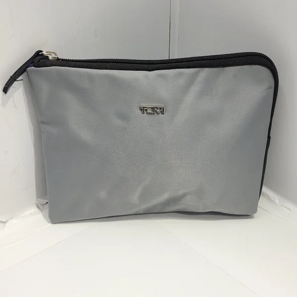 TUMU DELTA ONE AMENITY COSMETIC POUCH SILVER