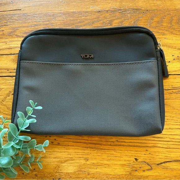 🌸3 for $20🌸 Tumi for Delta Gray Zip Pouch Travel Case Toiletries Makeup Bag only