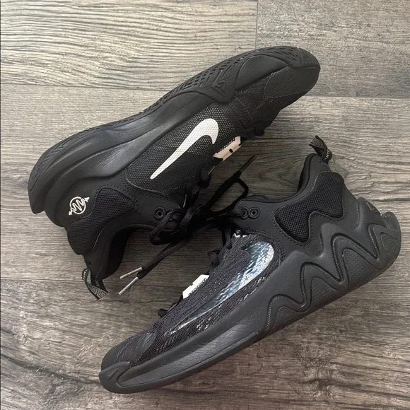 Boy’s Nike Giannis Immortality 2 Basketball Shoes Youth Size 6