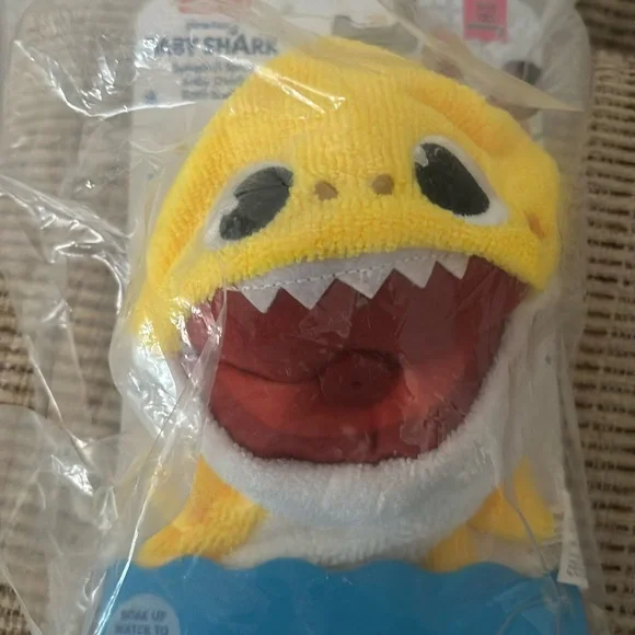 Baby Shark Splash and Spray Bath Buddy‎
